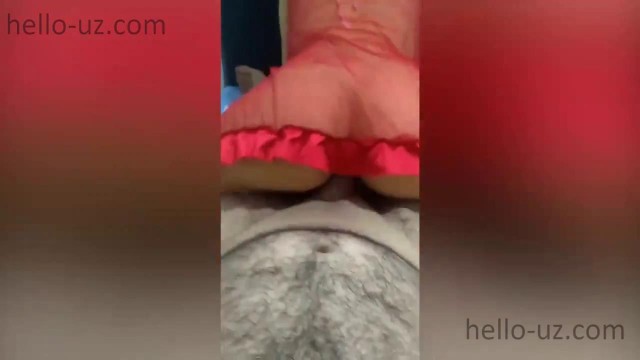 Проститутка в пеньюаре сидит на члене зрелого узбека